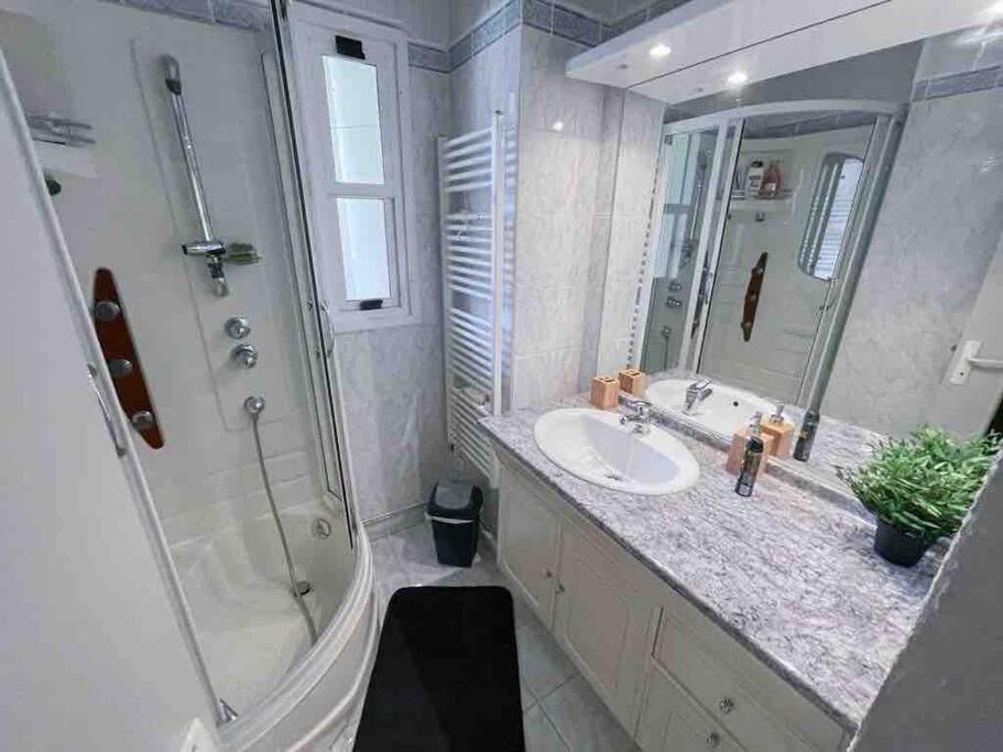 Appartement Spacieux Avec Parking Gratuit Sète Exterior foto